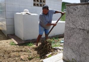 "Meu alimento vem desse serviço", diz idosa que sustenta a casa com limpeza de túmulos