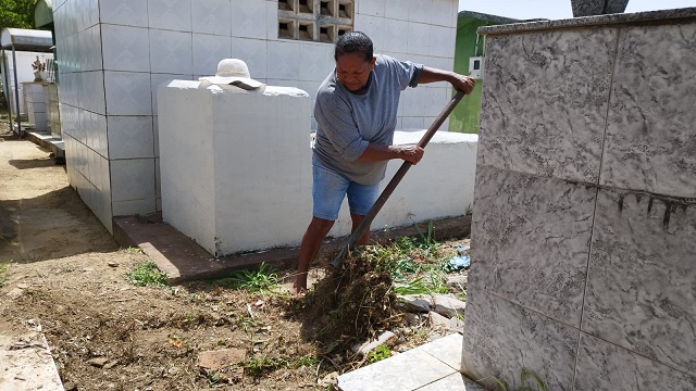 “Meu alimento vem desse serviço”, diz idosa que sustenta a casa com limpeza de túmulos