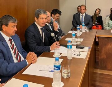 Randolfe reúne relatores do orçamento 2023 com prefeitos e parlamentares do Amapá