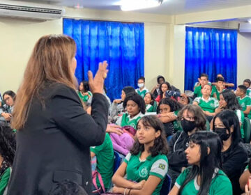 Alunos conversam com policiais e psicólogos sobre violência na escola e em casa