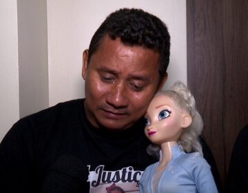 Agarrado com boneca da filha assassinada, pai chora por justiça