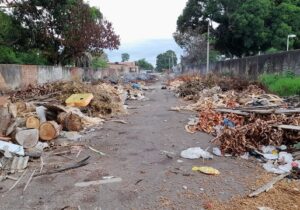 5 meses após limpeza, rua atrás de UPA volta a virar lixeira