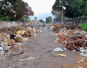5 meses após limpeza, rua atrás de UPA volta a virar lixeira