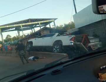 Adolescente rouba picape, bate em outros carros e deixa veículo virado em ponte