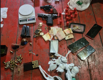Quadrilha é surpreendida com drogas e armas