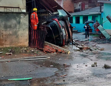 Motorista morre em colisão com casa