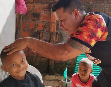 Barbeiro faz cortes de graça para pessoas sem condições de pagar