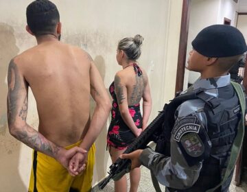 Polícia desativa venda de drogas e apreende submetralhadora