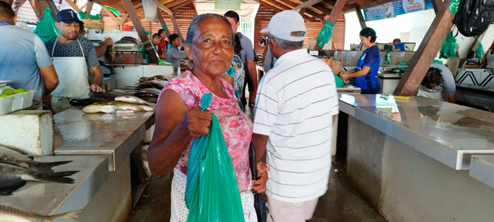 ‘Tem que começar o ano comendo bem’, diz mãe de 11 filhos ao comprar açaí e peixe para o réveillon