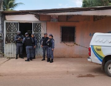 Filho de 15 anos esmaga a cabeça do pai a marteladas