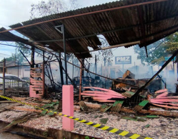 Com 36 anos, mercearia tradicional de madeira é destruída por incêndio