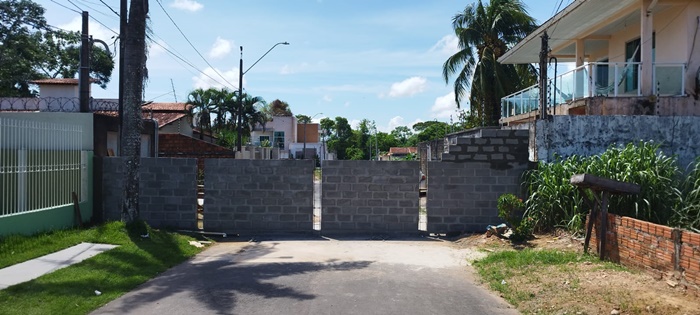 Construção de muro em meio de avenida causa polêmica em Macapá