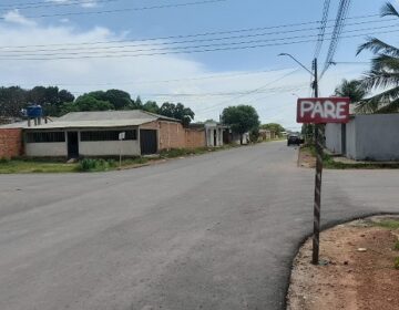 Moradores improvisam sinalização em cruzamentos