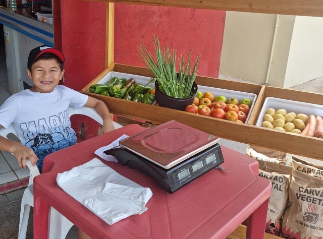 Por sonho de ter bicicleta, menino de 9 anos vende verduras e legumes