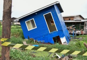 Família que teve casa 'engolida' pelo lago recebe auxílio