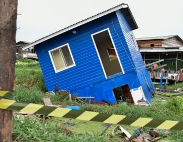 Família que teve casa ‘engolida’ pelo lago recebe auxílio