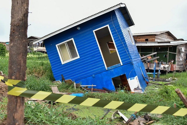 Família que teve casa ‘engolida’ pelo lago recebe auxílio