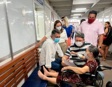 No Hospital de Santana, Clécio diz que não há ‘solução básica’, mas garante concluir obras