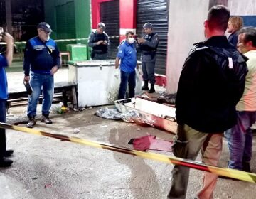 Com ‘Carlos Silva’ tatuado no braço, desconhecido é achado esfaqueado e morto