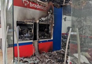 Incêndio destrói mercantil e consome agência bancária em Porto Grande