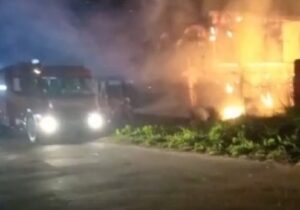 Chama de vela inicia incêndio e fogo destrói casa em Macapá