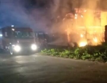 Chama de vela inicia incêndio e fogo destrói casa em Macapá