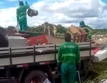 Moradores flagram garis despejando lixo em local impróprio