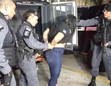 Mulher com passagem por homicídio é flagrada com maconha, cocaína e crack