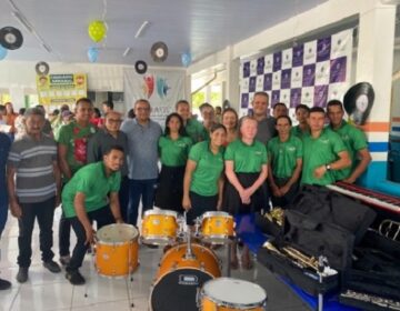 Orquestra formada por agricultores ganha novos instrumentos musicais