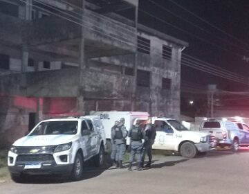 Suspeito de assalto morre em troca de tiros com a PM em prédio abandonado