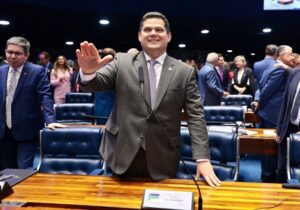 Foco será redução de desigualdades e saúde pública do Amapá, diz Davi ao tomar posse