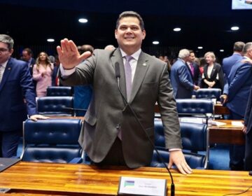 Foco será redução de desigualdades e saúde pública do Amapá, diz Davi ao tomar posse