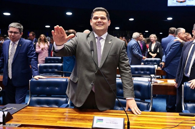 Foco será redução de desigualdades e saúde pública do Amapá, diz Davi ao tomar posse
