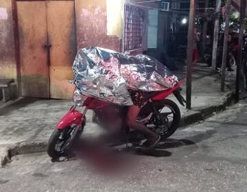 Após tiros na cabeça, jovem morre montado em motocicleta