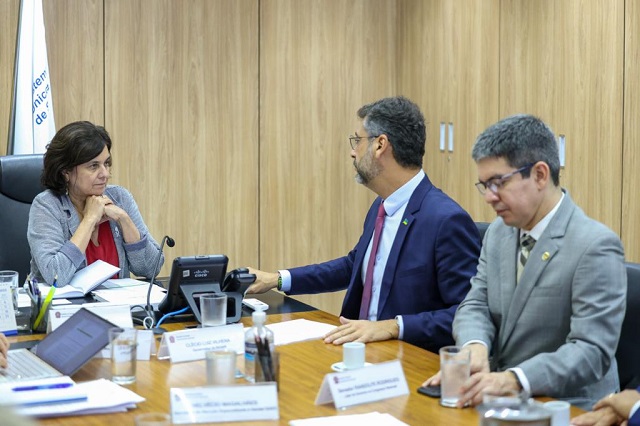 Clécio e Randolfe apresentam urgências do Amapá à ministra da Saúde