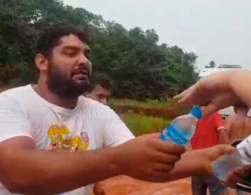 Há 5 dias tentando chegar em Oiapoque, caminhoneiros pedem água a viajantes