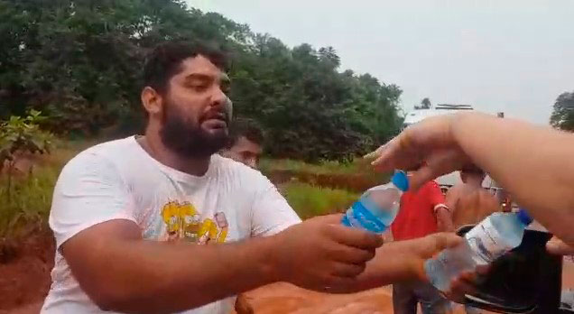 Há 5 dias tentando chegar em Oiapoque, caminhoneiros pedem água a viajantes