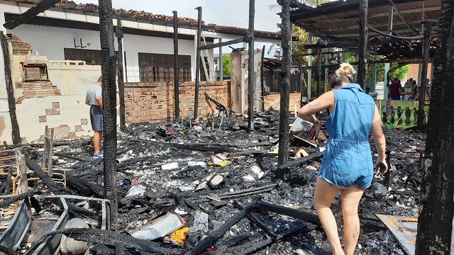 Só com a roupa do corpo, família tenta recomeçar após incêndio