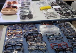 Funcionários de ótica furtaram mais de 220 óculos, diz polícia