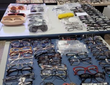 Funcionários de ótica furtaram mais de 220 óculos, diz polícia