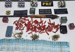 Forças policiais apreendem 8kg de drogas, 418 munições e armas na fronteira