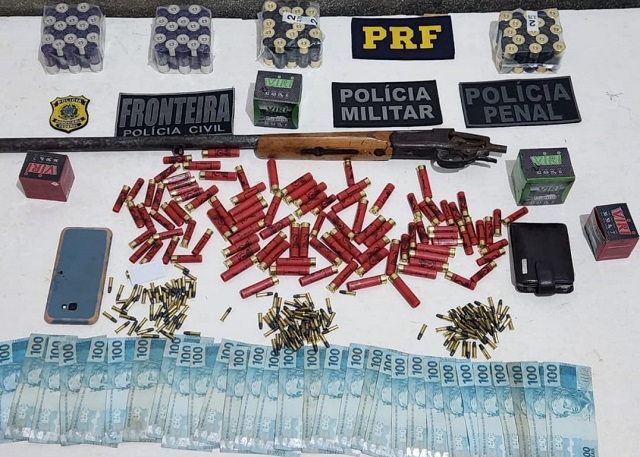 Forças policiais apreendem 8kg de drogas, 418 munições e armas na fronteira