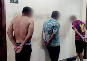 Suspeitos de arrastão são presos com facas e simulacros