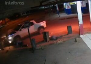 VÍDEO: após sair de UBS, casal é arremessado de moto em colisão com picape