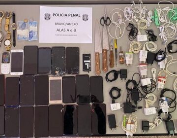 Alunos da Polícia Penal encontram 20 celulares no Iapen