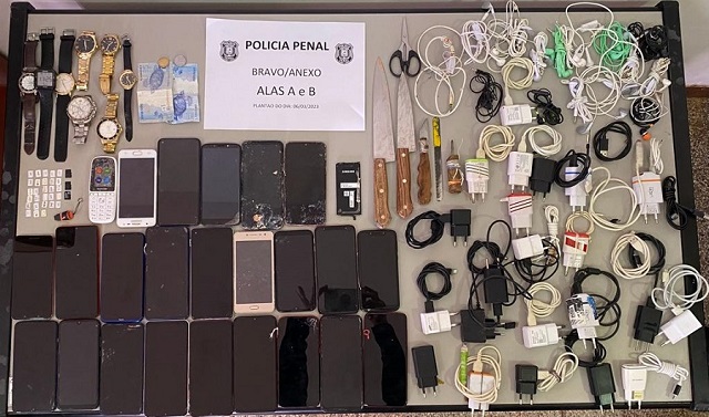 Alunos da Polícia Penal encontram 20 celulares no Iapen