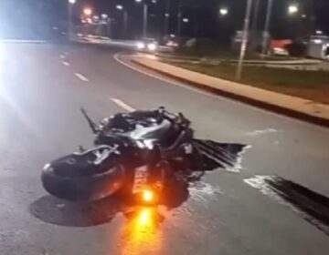 Motociclista morre no HE após colidir com poste