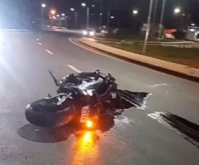 Motociclista morre no HE após colidir com poste