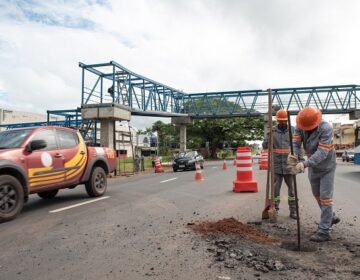 2ª passarela de pedestre é instalada na Rodovia Duca Serra