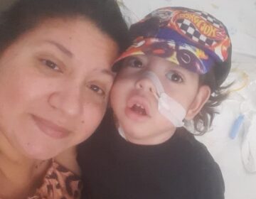 ‘Ilhados’ em Recife, mãe e filho com microcefalia tentam voltar a Macapá após cirurgias